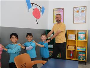 ASÜ’lü öğrenciler Atatürk İlkokulu’na akıl ve zeka oyunları atölyesi kurdu