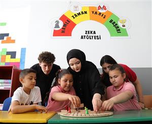 ASÜ’lü öğrenciler Atatürk İlkokulu’na akıl ve zeka oyunları atölyesi kurdu